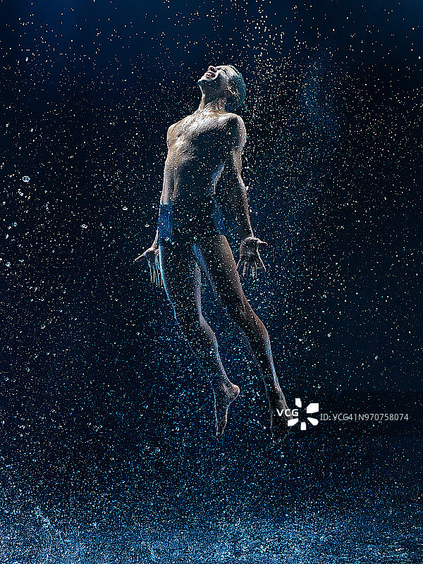 水上运动的芭蕾舞演员图片素材