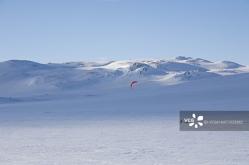一个风筝滑雪者正在穿越挪威的哈当厄图片素材