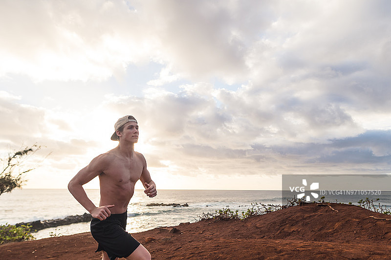 一个人在夏威夷海岸线上赤膊慢跑图片素材