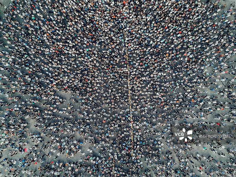 城市上空的人群图片素材
