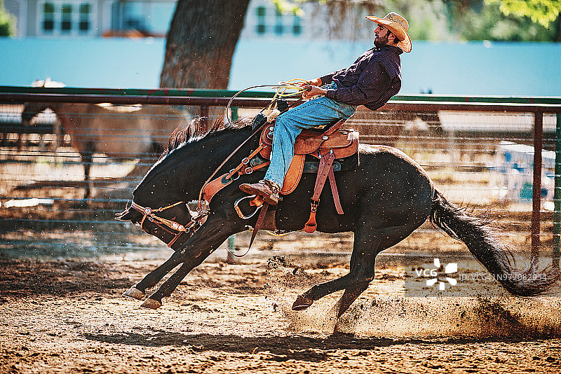牛仔骑着愤怒的马在农场里图片素材