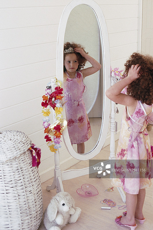 小女孩梳妆打扮，照镜子图片素材