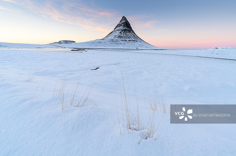 冰岛的冰冻景观:Kirkjufell图片素材