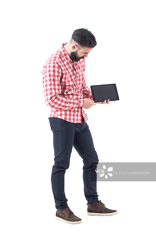 现代时尚的商人显示和看空白的平板电脑屏幕。图片素材