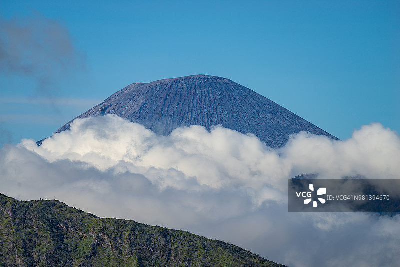 塞默鲁火山，或称塞默鲁火山，是位于印度尼西亚东爪哇的一座活火山。它是爪哇岛最高的山(3676米)。图片素材