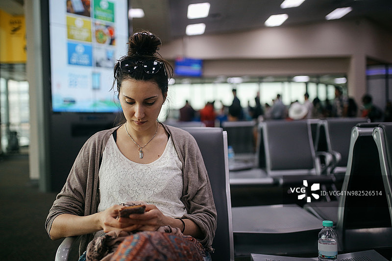 在泰国甲米独自等待航班的女性旅行者图片素材