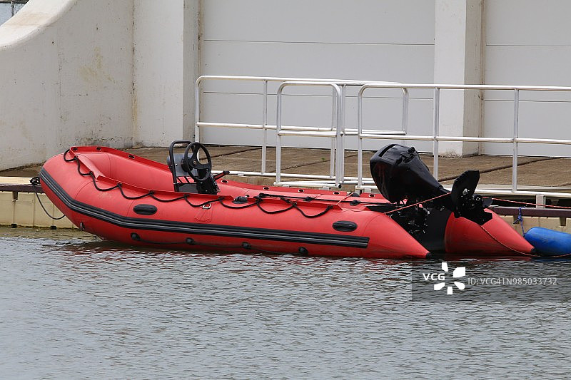 充气红色救援船图片素材