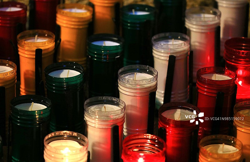教堂里的祈祷和奉献蜡烛图片素材