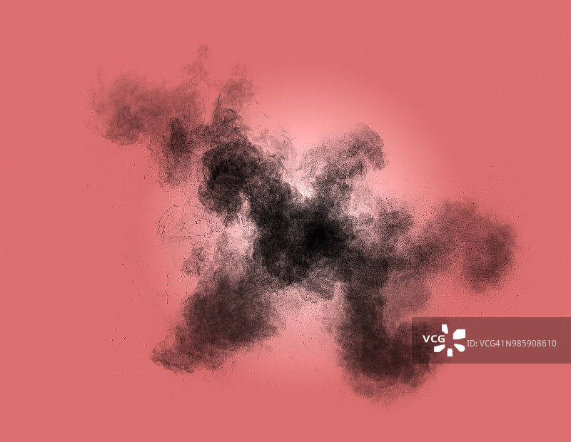 整个框架的形式和纹理的爆炸，颜色灰色和黑色的烟在粉红色的背景。图片素材