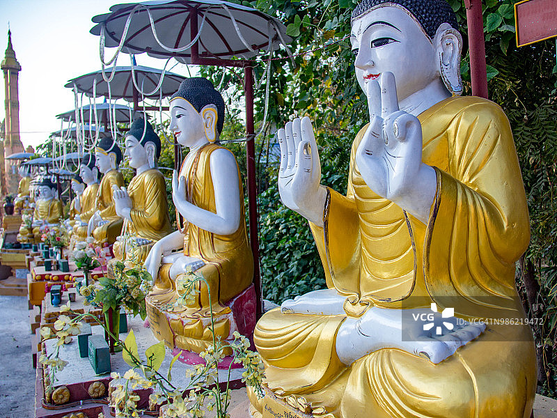 在缅甸曼德勒，佛像与供品排成一排图片素材