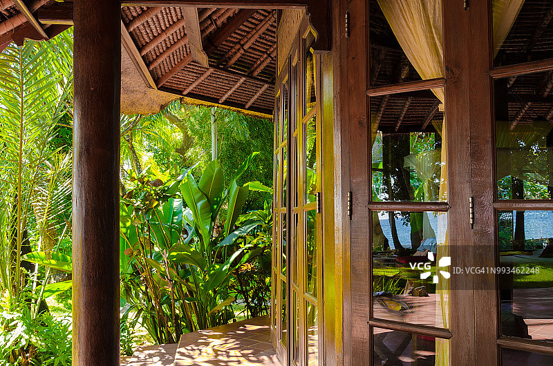 印尼巴厘岛-度假村拥有美丽的平房，海景和棕榈树在村庄Tejakula图片素材
