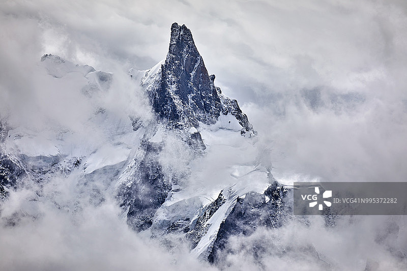特写的法国阿尔卑斯山峰与雪和云图片素材