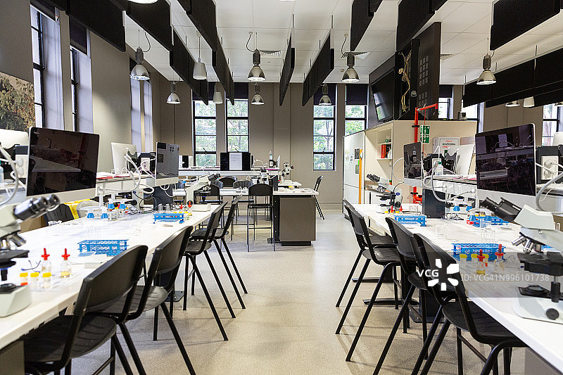 实验室配备显微镜和其他设备图片素材