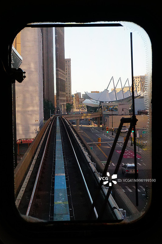 铁路运营商的观点，地铁列车轨道上的城市城镇图片素材