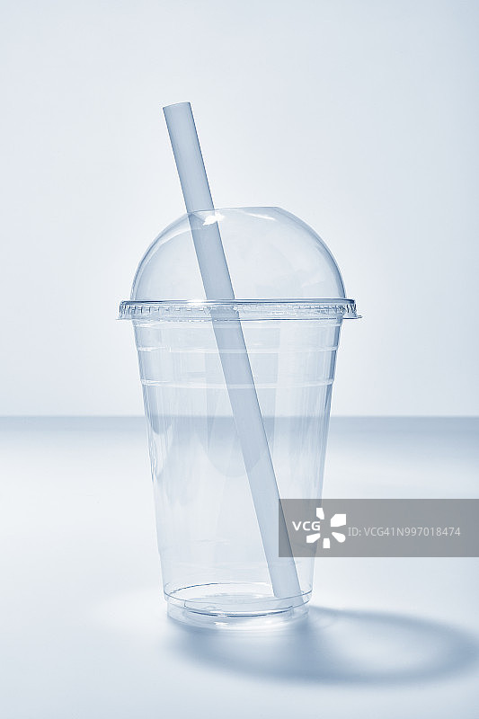 空冷饮外卖透明塑料一次性杯子和吸管图片素材