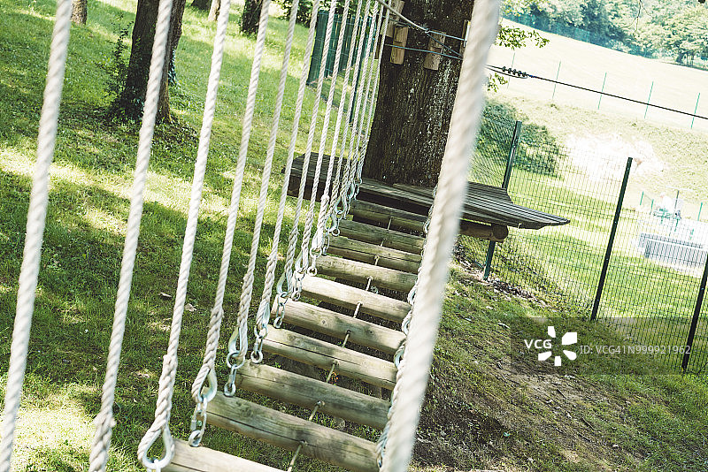 冒险公园的吊桥图片素材