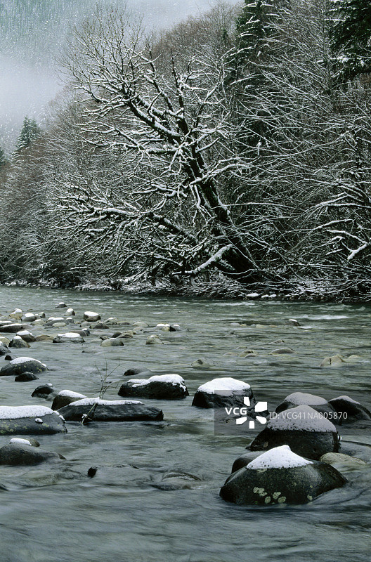 雪在河的岩石上，冬天图片素材