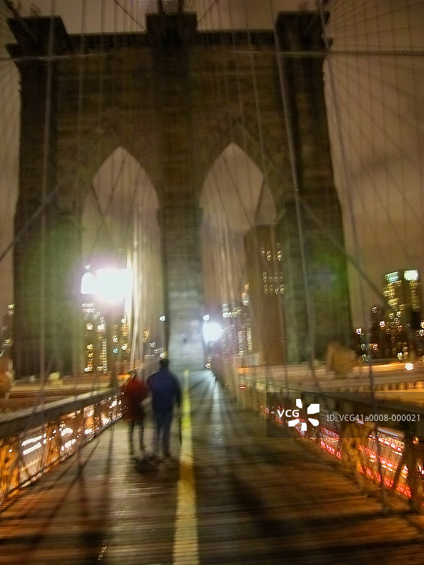 布鲁克林大桥上的一对夫妇图片素材