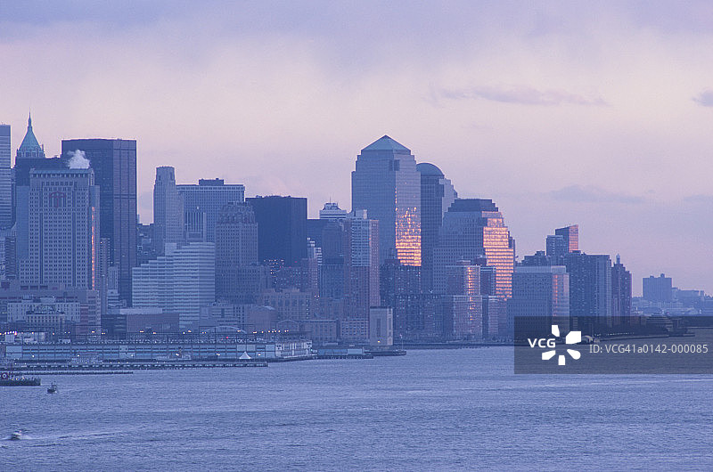 黄昏时分的曼哈顿天际线图片素材