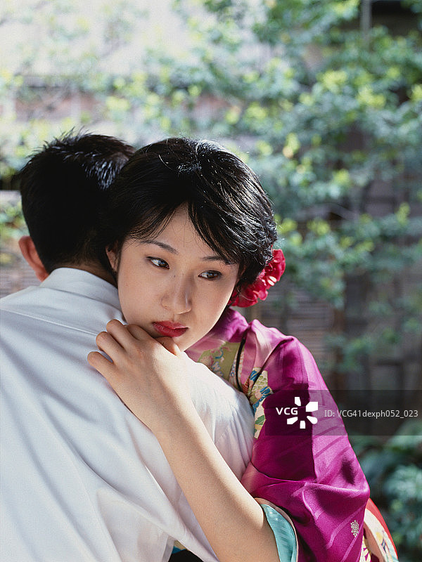 一对日本夫妇在花园里拥抱图片素材