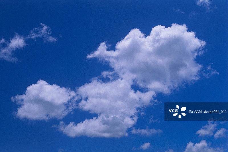 蓝天映衬着缕缕云彩图片素材