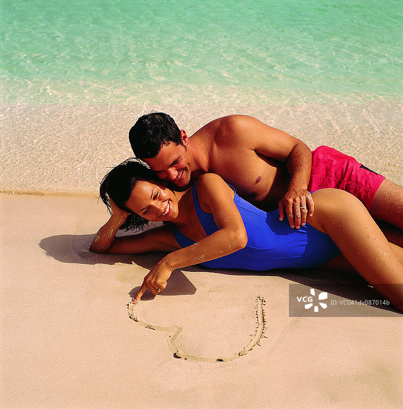 躺在沙滩上的情侣图片素材