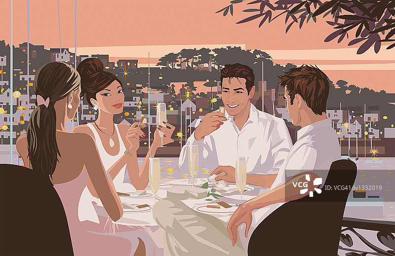 情侣们在海边的一家户外餐厅用餐图片素材
