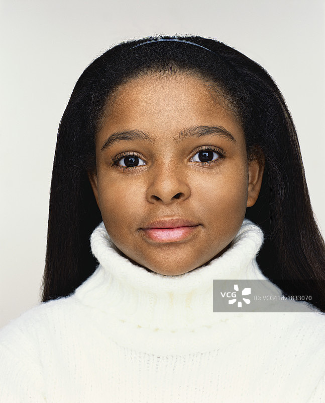 一个穿着白色毛衣的年轻女孩的肖像图片素材