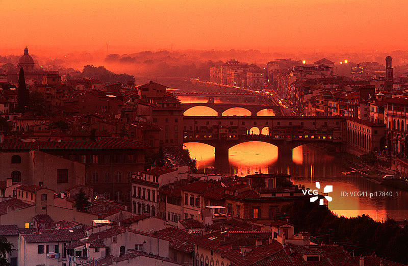高角度的阿尔诺河和维奇奥桥日落，佛罗伦萨，意大利图片素材