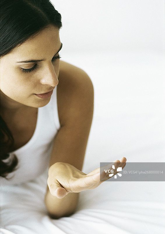 女人在床上看指甲图片素材