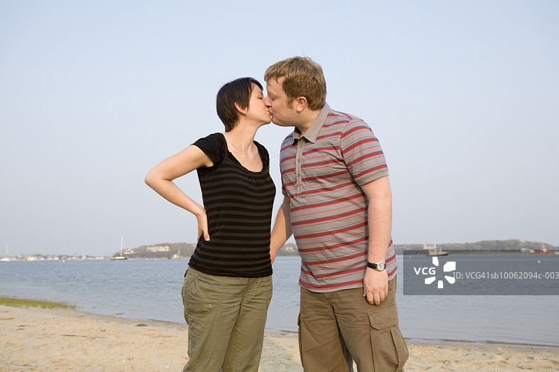 情侣在沙滩上接吻图片素材