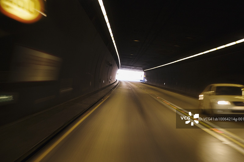 隧道内的交通(模糊运动)图片素材