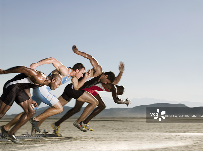 四名运动员起跑，侧视(模糊动作)图片素材