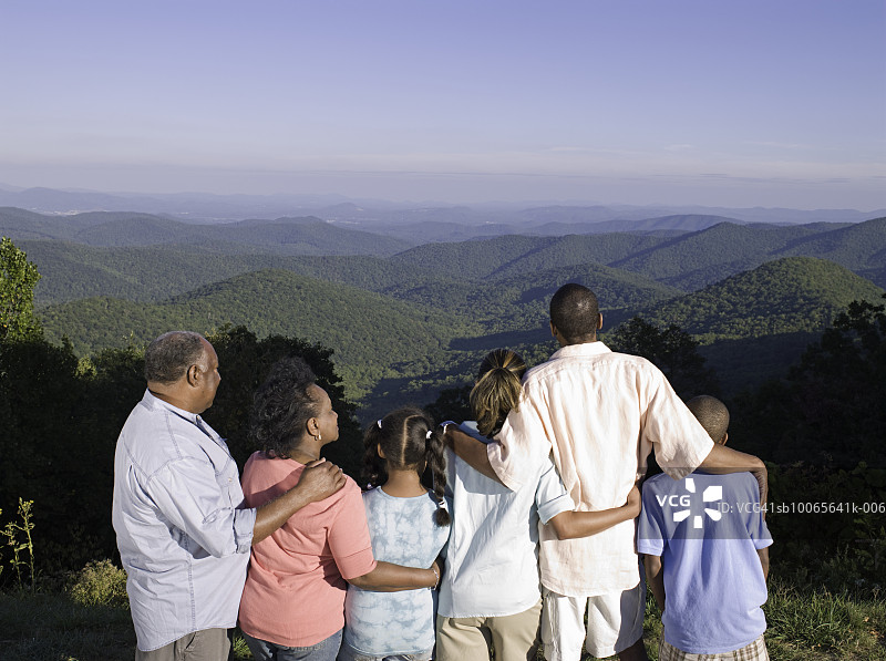 多代家庭在山上，望景，后景图片素材