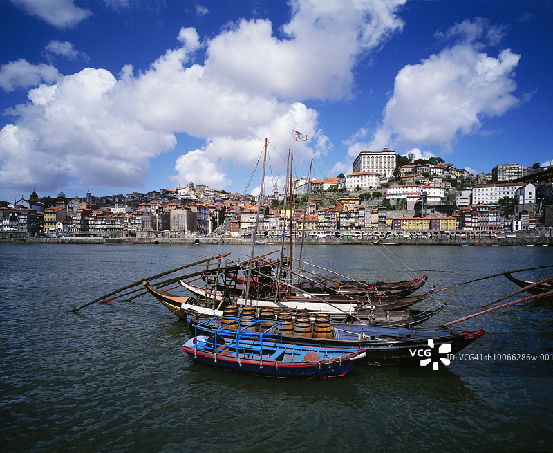 葡萄牙，波尔图，拉贝罗的船在港口与城市天际线图片素材