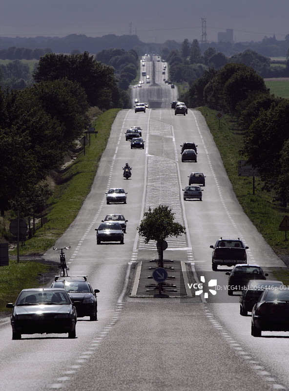 法国，诺曼底，乡村公路上的交通图片素材