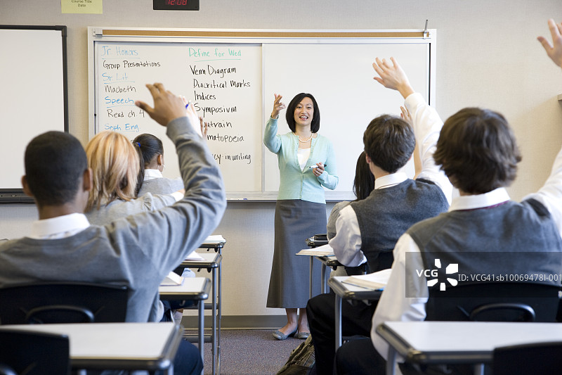 学生(14-18岁)在课堂上举手图片素材