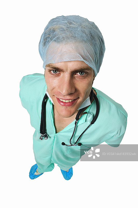 年轻的外科医生站在高处图片素材