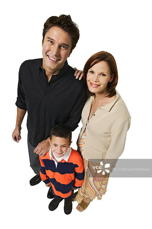 父母和儿子的肖像(8-9)站立图片素材