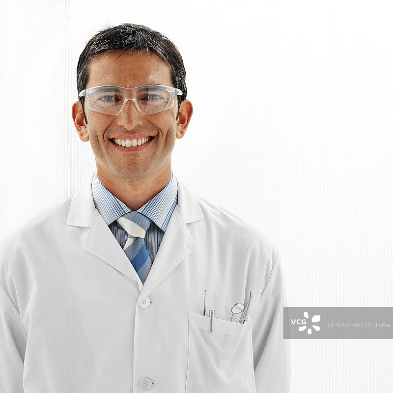 一位戴着护目镜的男性牙医的肖像图片素材
