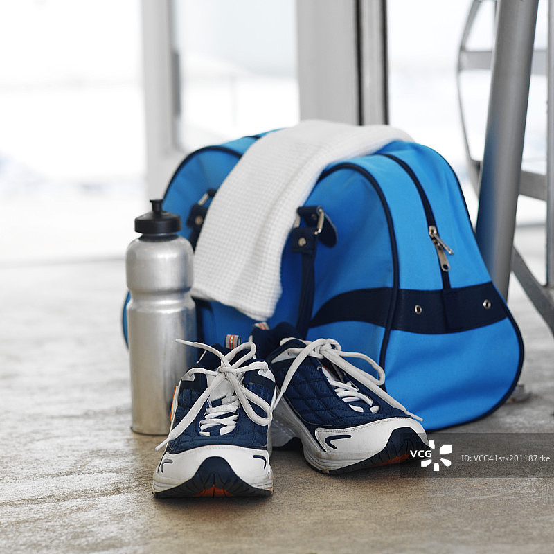 高视角的运动袋和水瓶，跑鞋和毛巾图片素材