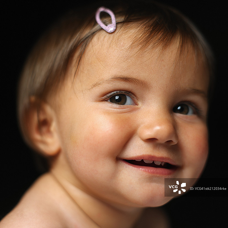 一个小女孩(6-12个月)微笑的特写图片素材