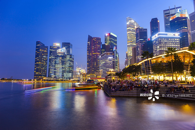 新加坡的鱼尾狮喷泉和滨海湾图片素材