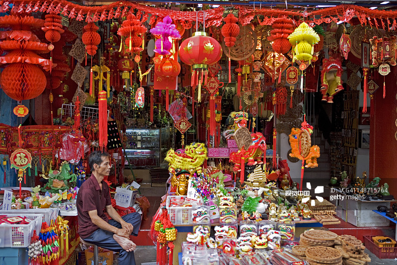 在唐人街的西戈街的商店出售中国新年庆祝用品。图片素材