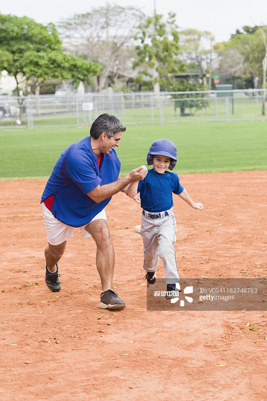 西班牙裔教练和年轻棒球运动员图片素材
