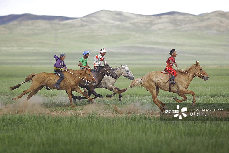 在蒙古，孩子们在赛马图片素材