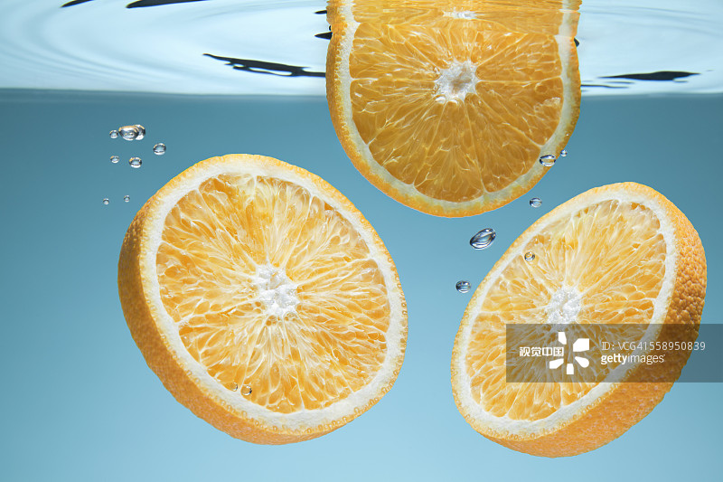 Slices of orange underwater图片素材