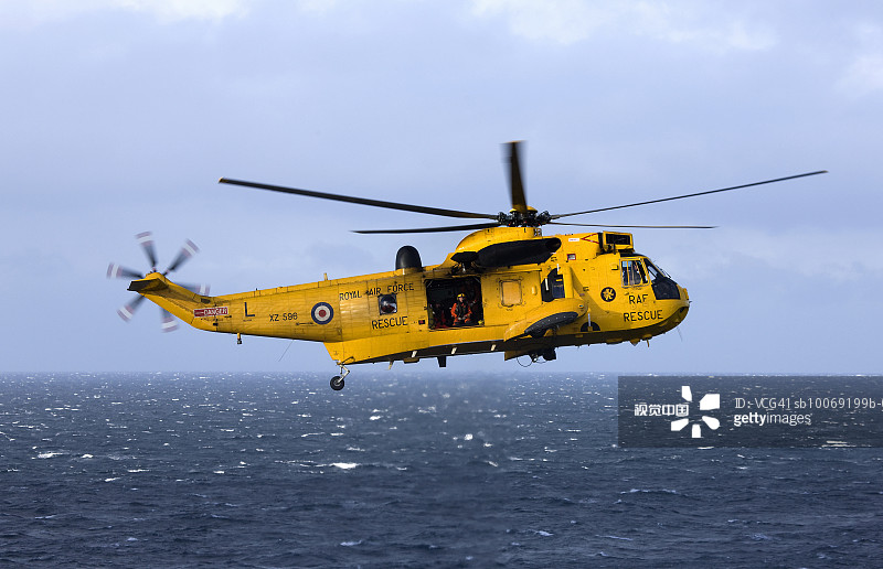 救援直升机在海面上空盘旋图片素材