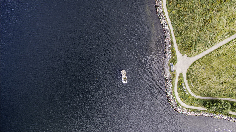 丹麦腓特烈松海岸上的游船鸟瞰图图片下载