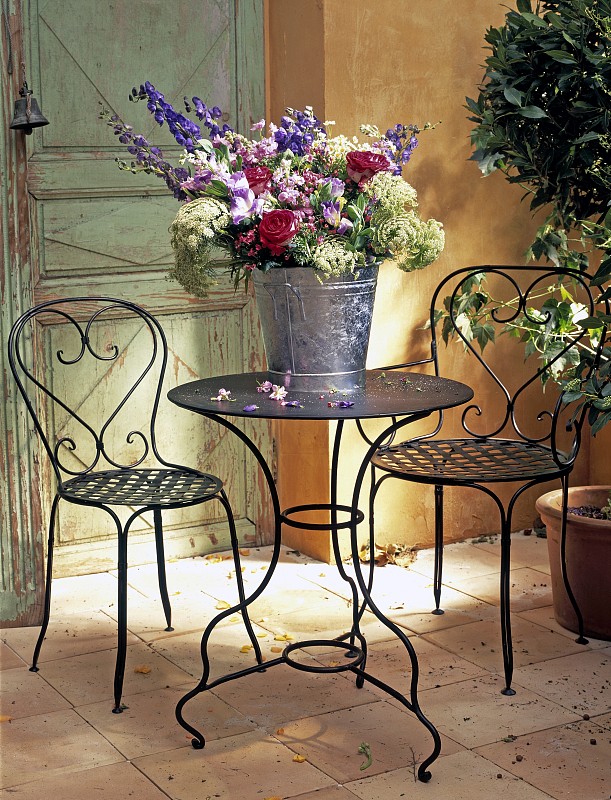 花园露台与椅子和桌子的黑色油漆铁图片下载